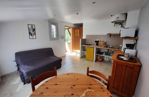 Dauphin House | Apartment 'Bella Vista - La Belle Vie' with Mountain View, Shared Pool and Private Terrace