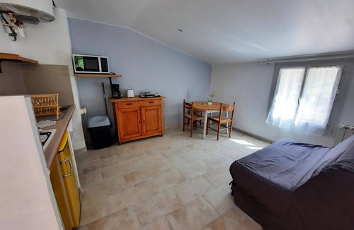 Dauphin House | Apartment 'Bella Vista - La Belle Vie' with Mountain View, Shared Pool and Private Terrace