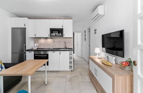 Torrequebrada Apartment | Apartment 'Benalmadena 2' with Sea View, Wi-Fi and Air Conditioning