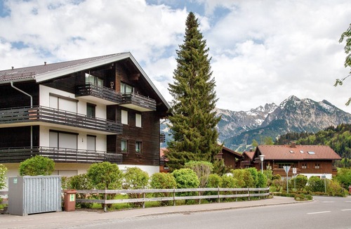 Obermaiselstein Apartment | Apartment 'Bergrose' with Hörnerdörfer Mountain Cable Car Pass, Pool & Sauna Included