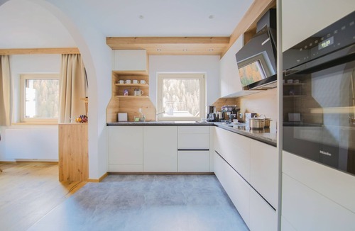 Ravaisch Apartment | APARTMENT BERGWALDZAUBER – Haus zur Post, (Samnaun-Compatsch). by Interhome