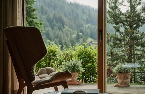 Klosters Platz Apartment | Apartment 'Bild' with Private Terrace and Wi-Fi