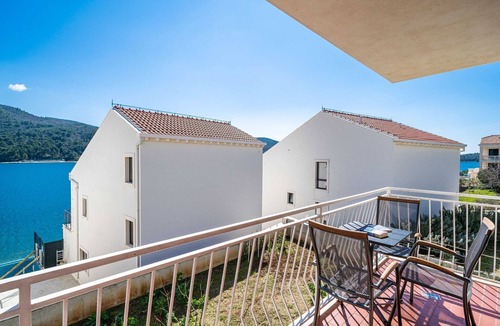 Slano Apartment | Apartment Bobić- Three Bedroom Apartment with Balcony and Sea View