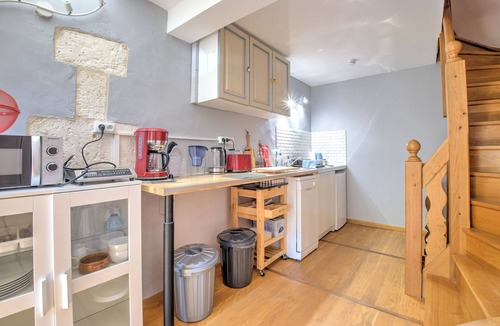 Bourdeilles Apartment | Apartment 'Bourdeilles Sunlight' with Shared Terrace, Shared Garden and Wi-Fi