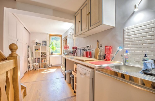 Bourdeilles Apartment | Apartment 'Bourdeilles Sunlight' with Shared Terrace, Shared Garden and Wi-Fi