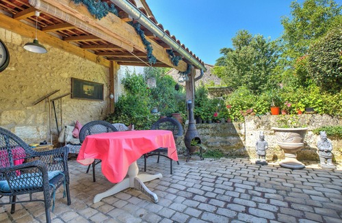 Bourdeilles Apartment | Apartment 'Bourdeilles Sunlight' with Shared Terrace, Shared Garden and Wi-Fi