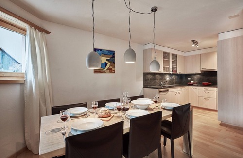 Klosters-Serneus Apartment | Apartment "Brüggerschhof G" with Balcony & Wi-Fi