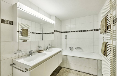 Klosters-Serneus Apartment | Apartment "Brüggerschhof G" with Balcony & Wi-Fi