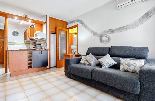 Creixell Apartment | Apartment 'Bumbai' with Shared Pool, Private Garden and Air Conditioning
