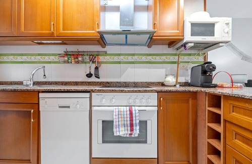 Creixell Apartment | Apartment 'Bumbai' with Shared Pool, Private Garden and Air Conditioning