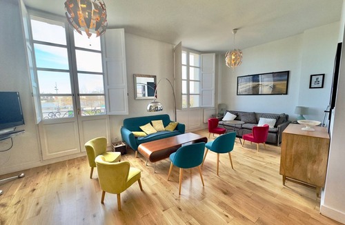 Saint-Michel Apartment | Apartment by the river