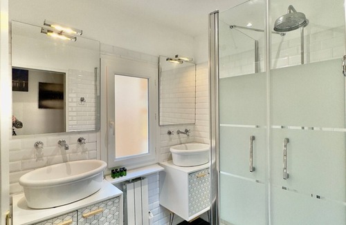 Saint-Michel Apartment | Apartment by the river