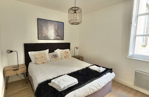Saint-Michel Apartment | Apartment by the river