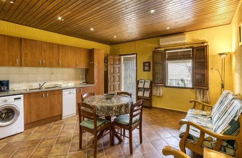 Torroella de Fluvia Apartment | Apartment 'Cal Ferrer 3 -paller' with Shared Pool, Wi-Fi and Air Conditioning