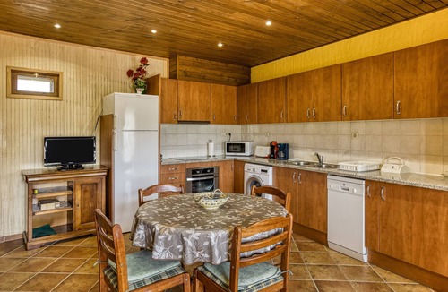 Torroella de Fluvia Apartment | Apartment 'Cal Ferrer 3 -paller' with Shared Pool, Wi-Fi and Air Conditioning