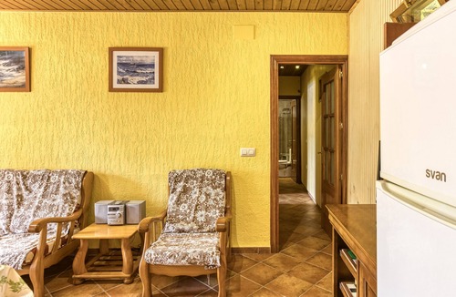 Torroella de Fluvia Apartment | Apartment 'Cal Ferrer 2 - Quadres' with Shared Pool, Wi-Fi and Air Conditioning