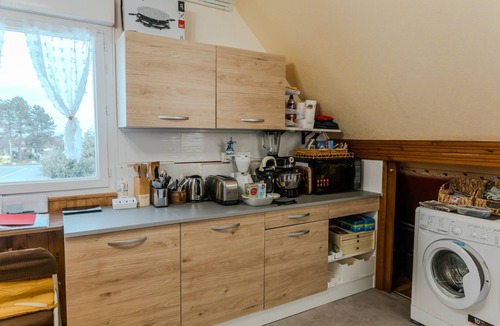 Courseulles-sur-Mer Apartment | Apartment 'Courseulles Comme À La Maison' with Private Terrace and Wi-Fi