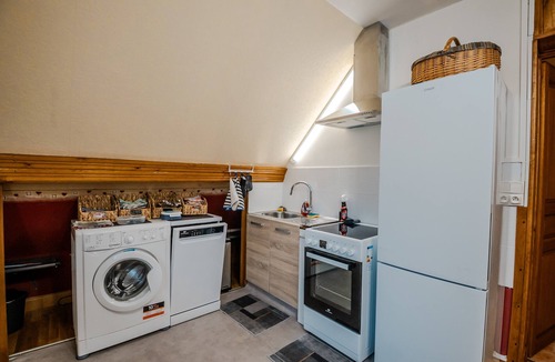 Courseulles-sur-Mer Apartment | Apartment 'Courseulles Comme À La Maison' with Private Terrace and Wi-Fi