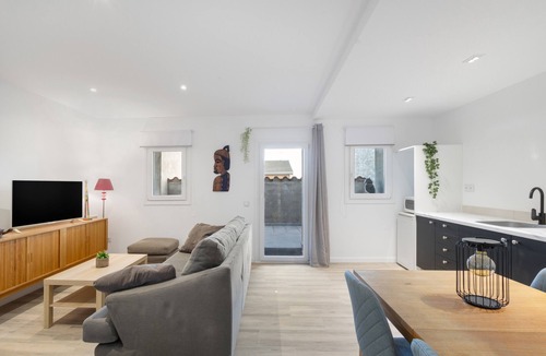 Sant Marti de Tous Apartment | Apartment 'Cal Brigida' with Mountain Views, Wi-Fi and Air Conditioning