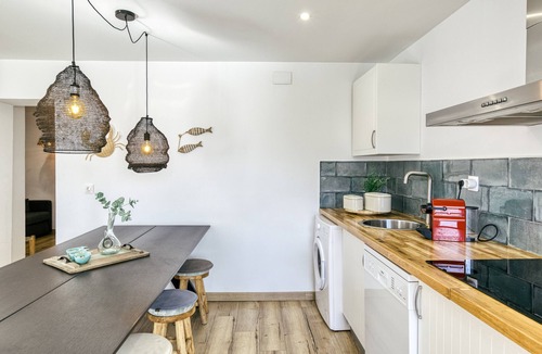 Llanca Apartment | Apartment 'Ca La Maca Mediterrani' with Mountain View, Wi-Fi and Air Conditioning