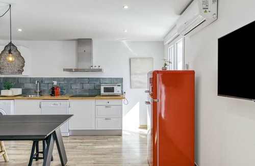 Llanca Apartment | Apartment 'Ca La Maca Mediterrani' with Mountain View, Wi-Fi and Air Conditioning