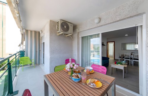 Grao de Gandia Apartment | Apartment 'Calma Mar' with Shared Pool, Wi-Fi and Air Conditioning