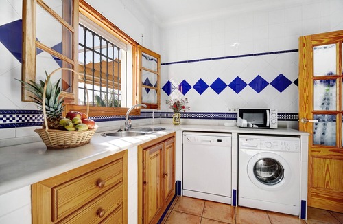 Chipiona Apartment | Apartment 'Caracola' with Private Terrace, Wi-Fi and Air Conditioning