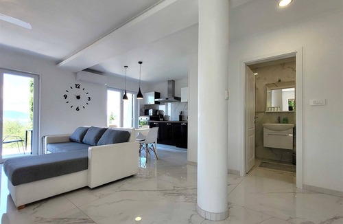 Omisalj Apartment | Apartment Carla 2 with Balcony