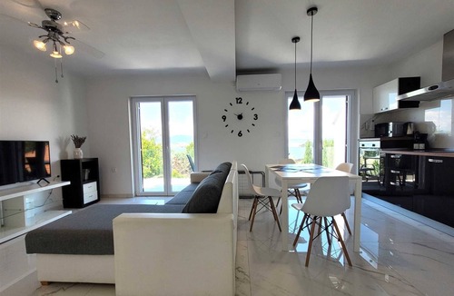 Omisalj Apartment | Apartment Carla 2 with Balcony