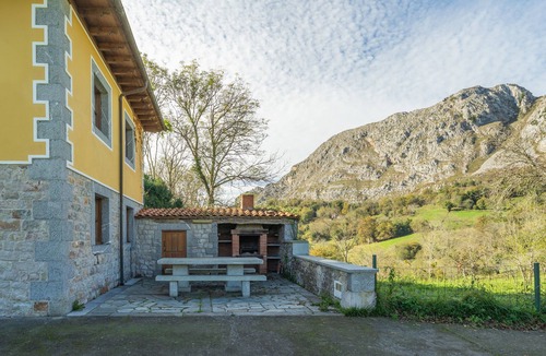 Arriondas Apartment | Apartment 'Casa Collado Sto Tomas 2' with Mountain Views and Shared Terrace