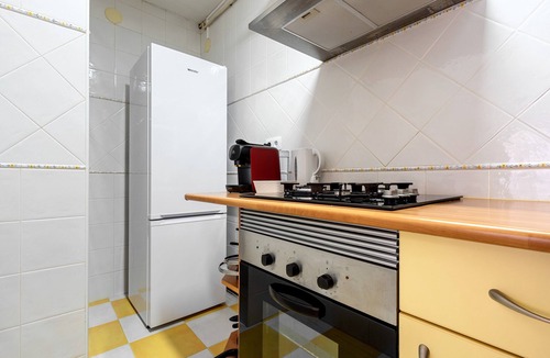 Calafell Apartment | Apartment 'Center Beach Calafell' with Balcony, Wi-Fi and Air Conditioning