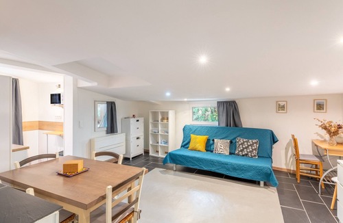 Vedene Apartment | Apartment 'Chez Patricia En Provence' with Shared Pool, Wi-Fi and Air Conditioning