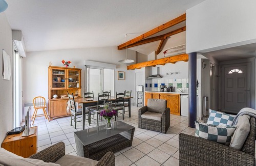 Sanguinet House | Apartment "Chott" for 6 Guests in Sanguinet with Terrace