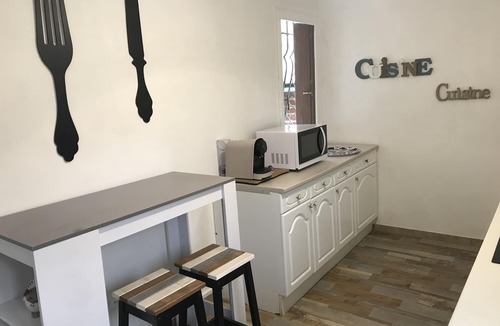 Maraussan Apartment | Apartment-City-Ensuite with Bath-Garden view