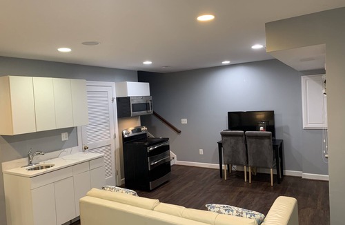 Lorton House | Apartment close to DC and public transportation.