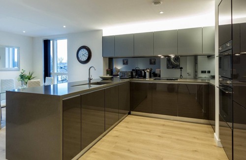 London Borough of Hounslow Apartment | Apartment-Comfort-Private Bathroom-Balcony