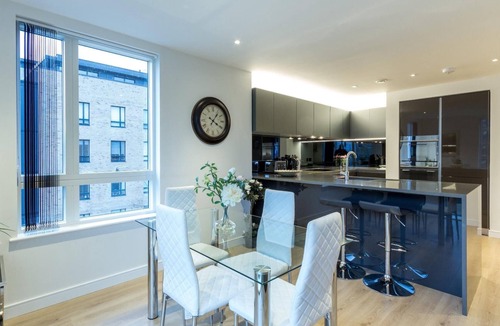 London Borough of Hounslow Apartment | Apartment-Comfort-Private Bathroom-Balcony