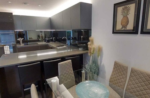 London Borough of Hounslow Apartment | Apartment-Comfort-Private Bathroom-Balcony