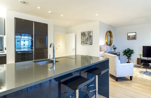 London Borough of Hounslow Apartment | Apartment-Comfort-Private Bathroom-Balcony