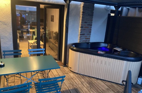 Tarbes Apartment | Apartment-Comfort-Whirlpool bath-Terrace