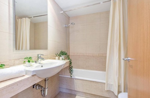 El Mas Oliva Apartment | Apartment 'Confort' with Shared Pool, Wi-Fi and Air Conditioning