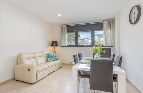 El Mas Oliva Apartment | Apartment 'Confort' with Shared Pool, Wi-Fi and Air Conditioning