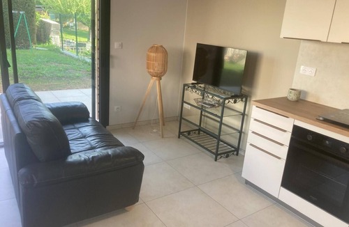Espaly-Saint-Marcel Apartment | Apartment “Du Puy En Velay à Compostelle” with Shared Pool, Private Garden and Wi-Fi