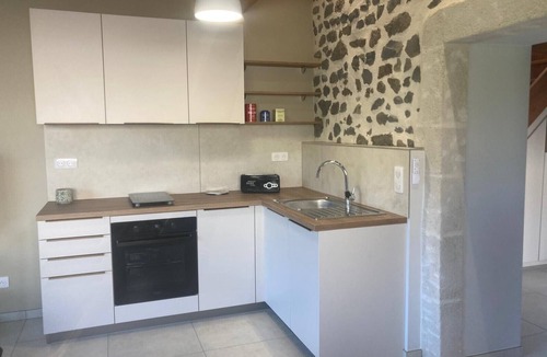 Espaly-Saint-Marcel Apartment | Apartment “Du Puy En Velay à Compostelle” with Shared Pool, Private Garden and Wi-Fi