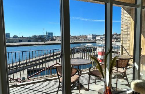 Aarhus C Apartment | Apartment directly to seafront of Bassin 7 with big balcony and free parking