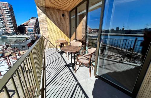 Aarhus C Apartment | Apartment directly to seafront of Bassin 7 with big balcony and free parking