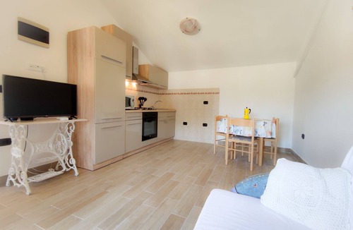 Rakalj Apartment | Apartment Edi with large garden for shared use