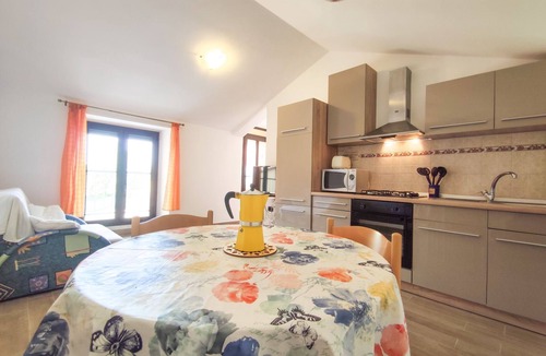 Rakalj Apartment | Apartment Edi with large garden for shared use