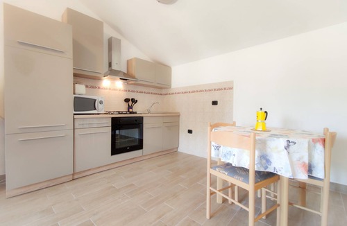 Rakalj Apartment | Apartment Edi with large garden for shared use
