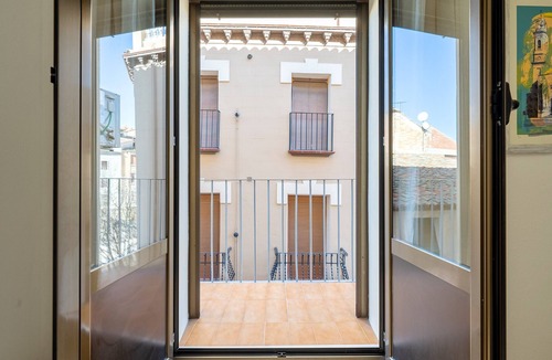 Caspe Apartment | Apartment 'El Compromiso' with Balcony, Wi-Fi and Air Conditioning